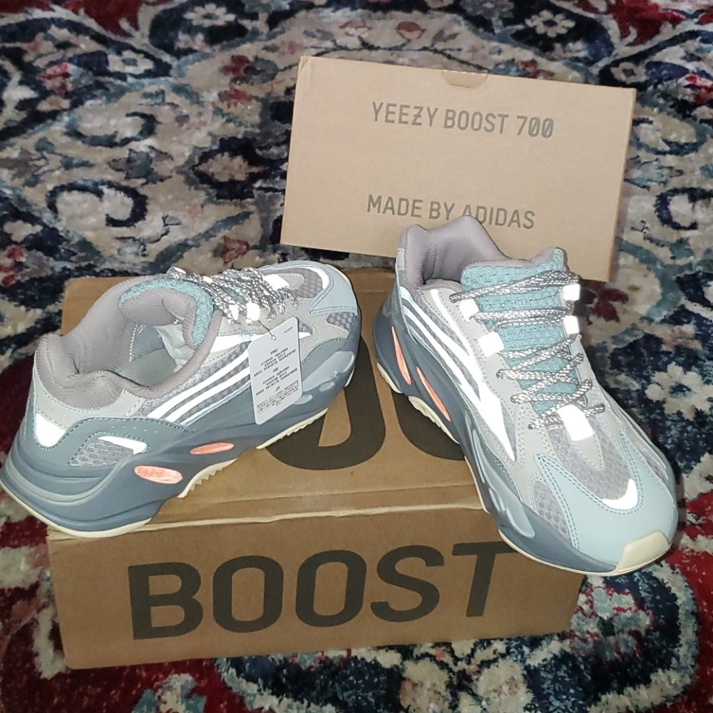 (Sold)Yeezy inertia 700 V2